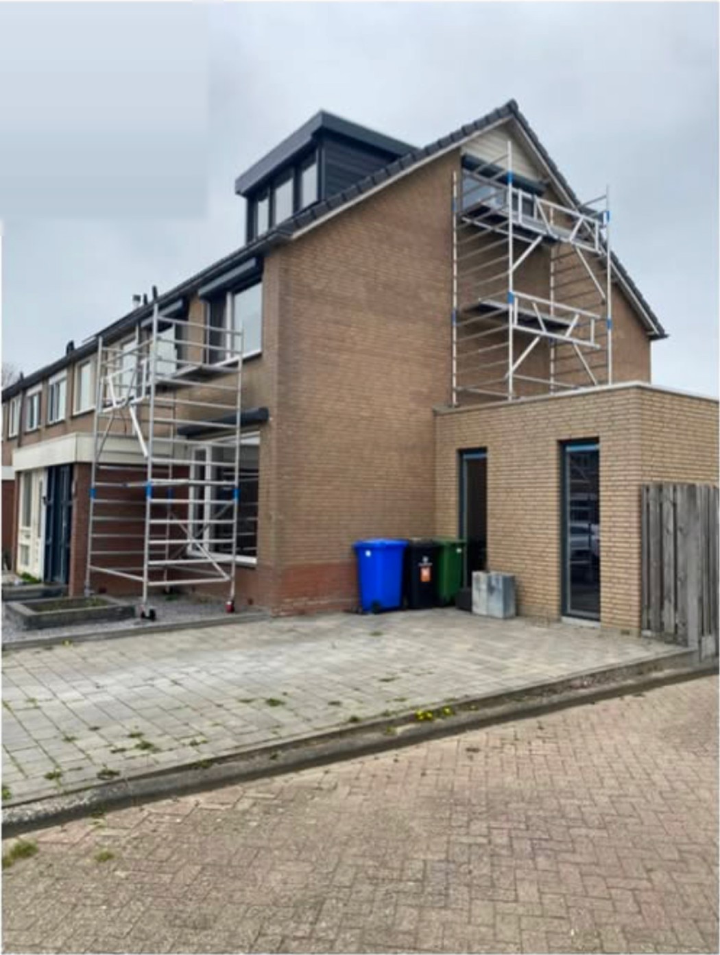 Dezelfde hoekwoning in Vianen voor het sausen: onbewerkte bruine baksteen