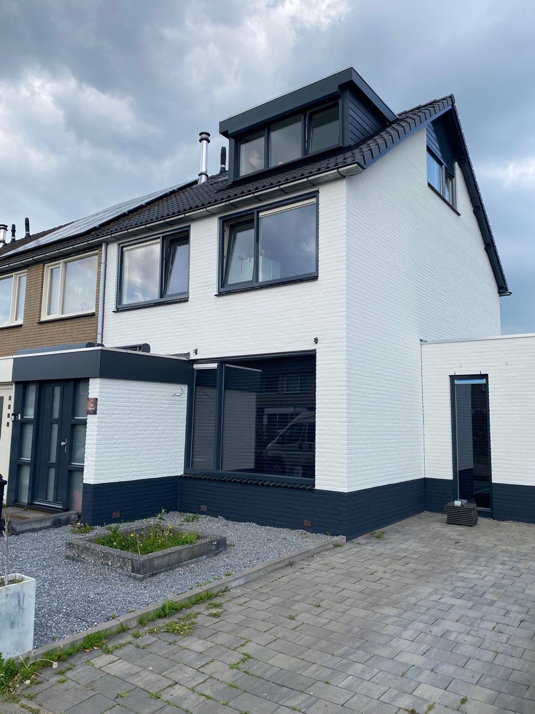 Fris gesausde gevel met antracietgrijze kozijnen in Vianen